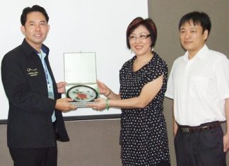 Mayor Itthiphol Kunplome (left) receives a gift of friendship from Sophit Phisalsa Kulruk, representing Zou Jun (right) Deputy General Manager South East Asia Branch, Chief Representative Philippine Market of China Gezhouba Group International Engineering Co., Ltd. during their official visit to City Hall recently.